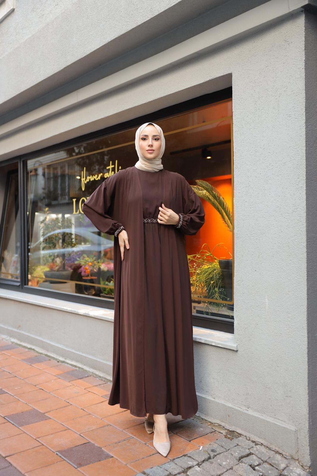 İthal Medine İpeği Boncuk İşlemeli Abaya TakımıŞıklığı ve zarafeti bir arada sunan ithal Medine İpeği boncuk işlemeli ikili abaya takımı ile tanışın! Özel olarak tasarlanan bu takım, kristal dikme boncuklarıyla göz kamaştıran detaylara sahiptir. Boyu 145