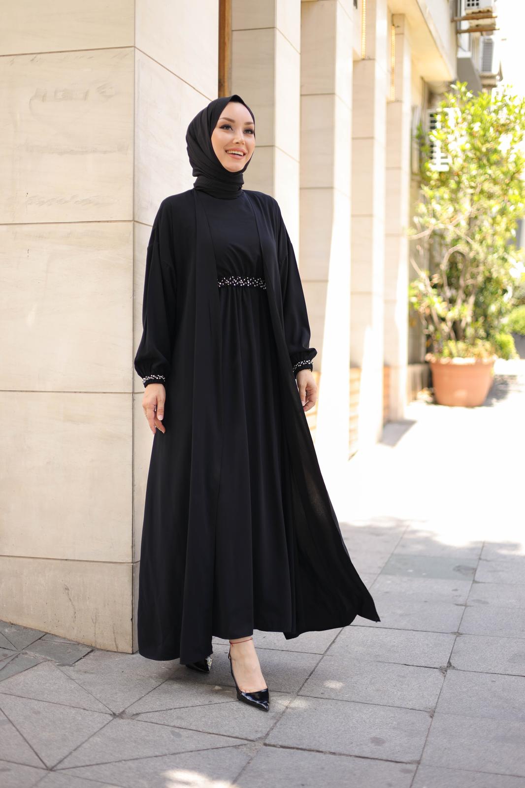 İthal Medine İpeği Boncuk İşlemeli Abaya TakımıŞıklığı ve zarafeti bir arada sunan ithal Medine İpeği boncuk işlemeli ikili abaya takımı ile tanışın! Özel olarak tasarlanan bu takım, kristal dikme boncuklarıyla göz kamaştıran detaylara sahiptir. Boyu 145