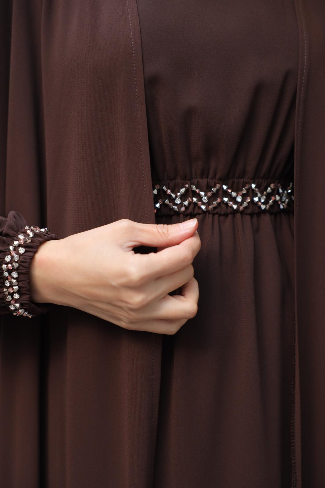 İthal Medine İpeği Boncuk İşlemeli Abaya TakımıŞıklığı ve zarafeti bir arada sunan ithal Medine İpeği boncuk işlemeli ikili abaya takımı ile tanışın! Özel olarak tasarlanan bu takım, kristal dikme boncuklarıyla göz kamaştıran detaylara sahiptir. Boyu 145