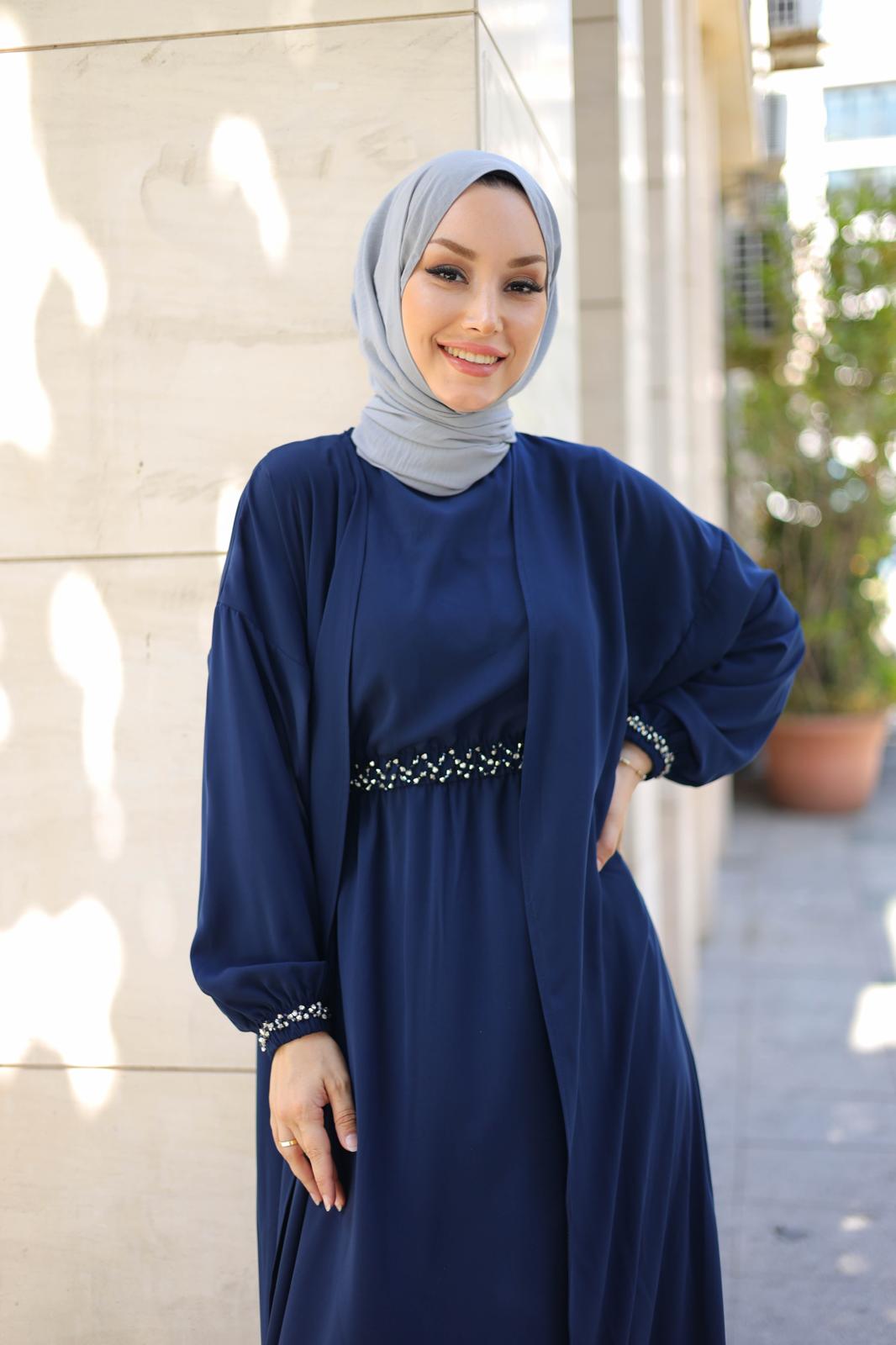 İthal Medine İpeği Boncuk İşlemeli Abaya TakımıŞıklığı ve zarafeti bir arada sunan ithal Medine İpeği boncuk işlemeli ikili abaya takımı ile tanışın! Özel olarak tasarlanan bu takım, kristal dikme boncuklarıyla göz kamaştıran detaylara sahiptir. Boyu 145