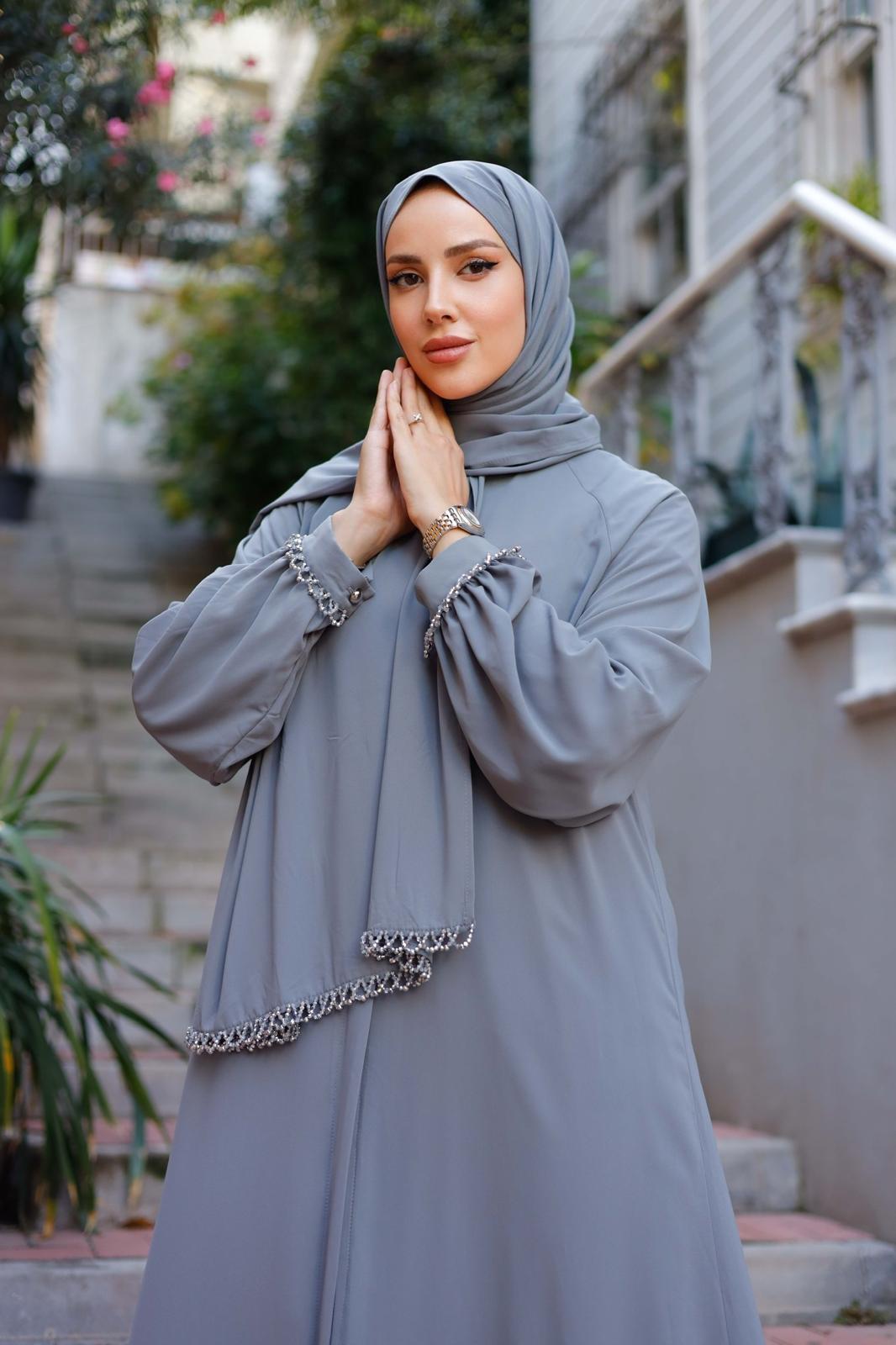 İthal Medine İpeği Kristal El İşlemeli Fermuarlı Ferace ve Şal TakımıZarafetin ve şıklığın birleşimi olan İthal Medine İpeği Kristal El İşlemeli Fermuarlı Ferace, modern tasarımı ve şık detaylarıyla her kadının gardırobunda olması gereken bir parça. Yükse