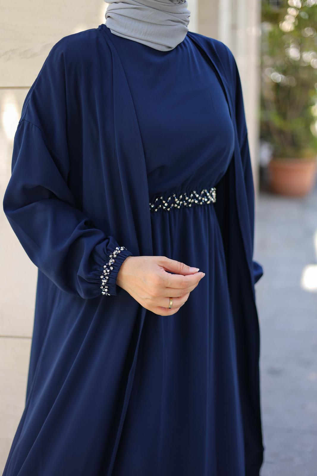 İthal Medine İpeği Boncuk İşlemeli Abaya TakımıŞıklığı ve zarafeti bir arada sunan ithal Medine İpeği boncuk işlemeli ikili abaya takımı ile tanışın! Özel olarak tasarlanan bu takım, kristal dikme boncuklarıyla göz kamaştıran detaylara sahiptir. Boyu 145