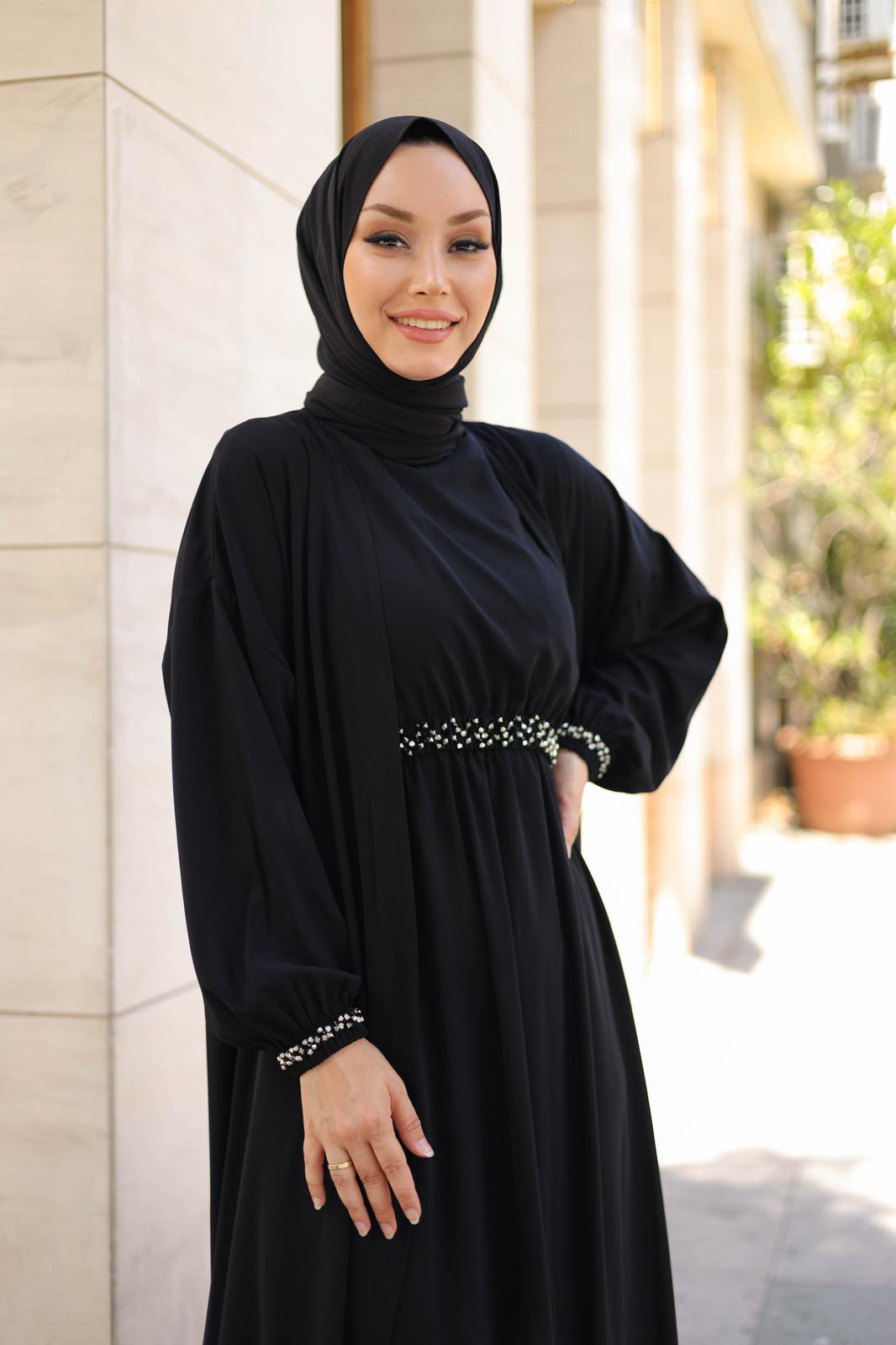 İthal Medine İpeği Boncuk İşlemeli Abaya TakımıŞıklığı ve zarafeti bir arada sunan ithal Medine İpeği boncuk işlemeli ikili abaya takımı ile tanışın! Özel olarak tasarlanan bu takım, kristal dikme boncuklarıyla göz kamaştıran detaylara sahiptir. Boyu 145