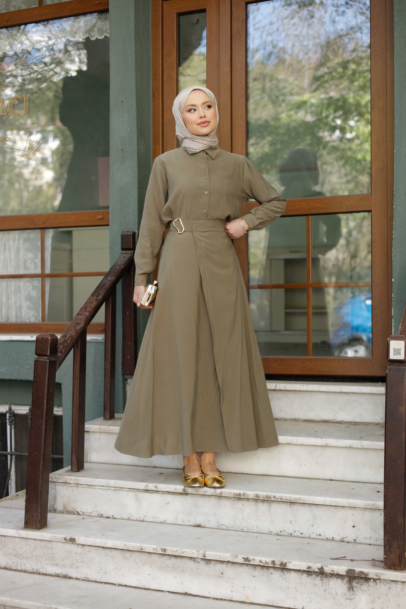 ÇAPRAZ ETEKLİ GÖMLEKLİ TAKIM