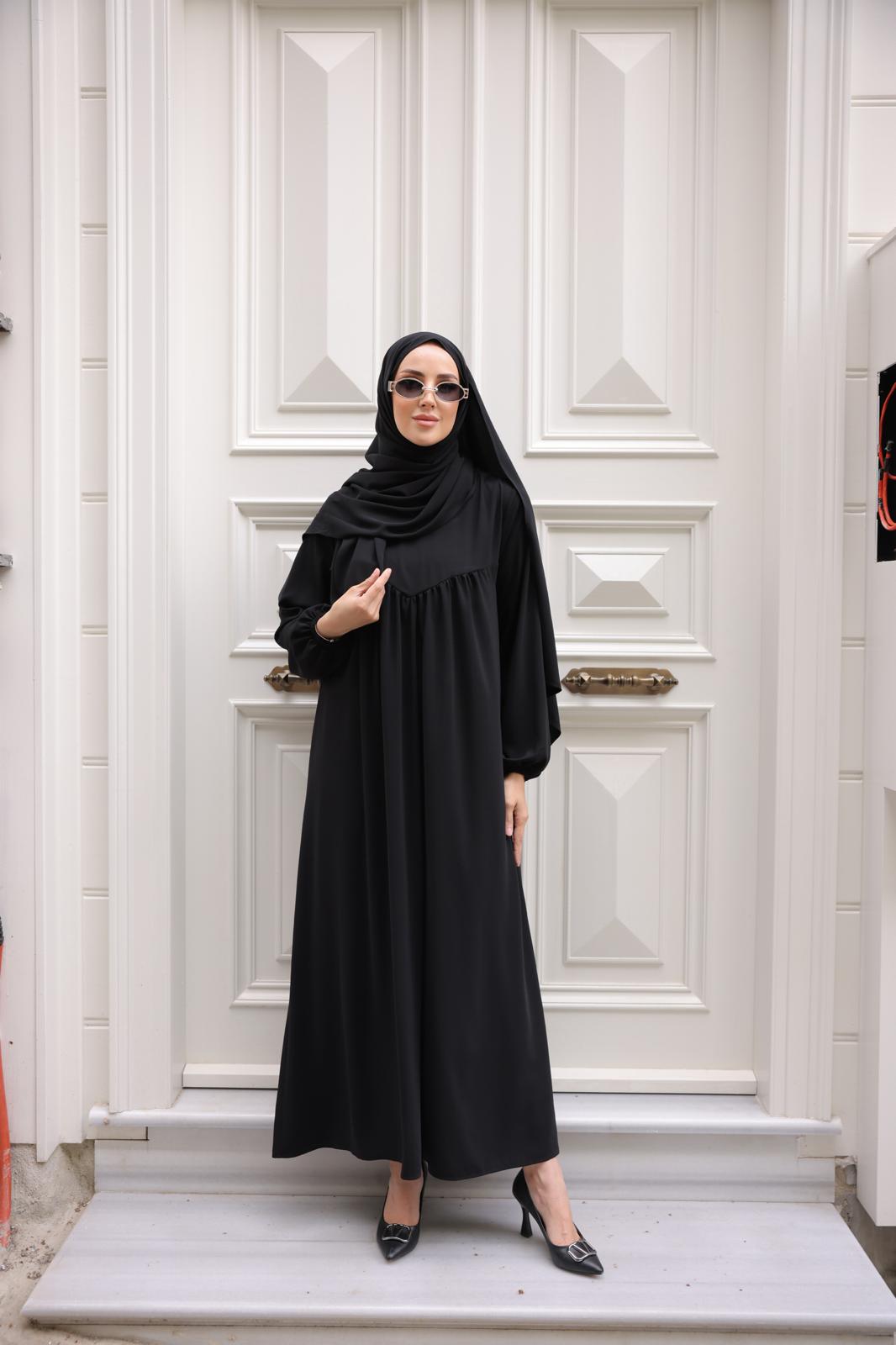 Robalı İthal Medine İpeği Elbise (Şal Dahil)İthal Medine İpeği kumaştan üretilen şallı takım elbise ile sofistike şıklığı keşfedin! Günlük kullanım ve özel davetler için ideal olan bu takım, sade ama etkileyici tarzıyla dikkat çeker. Yumuşak dokusu, zarif