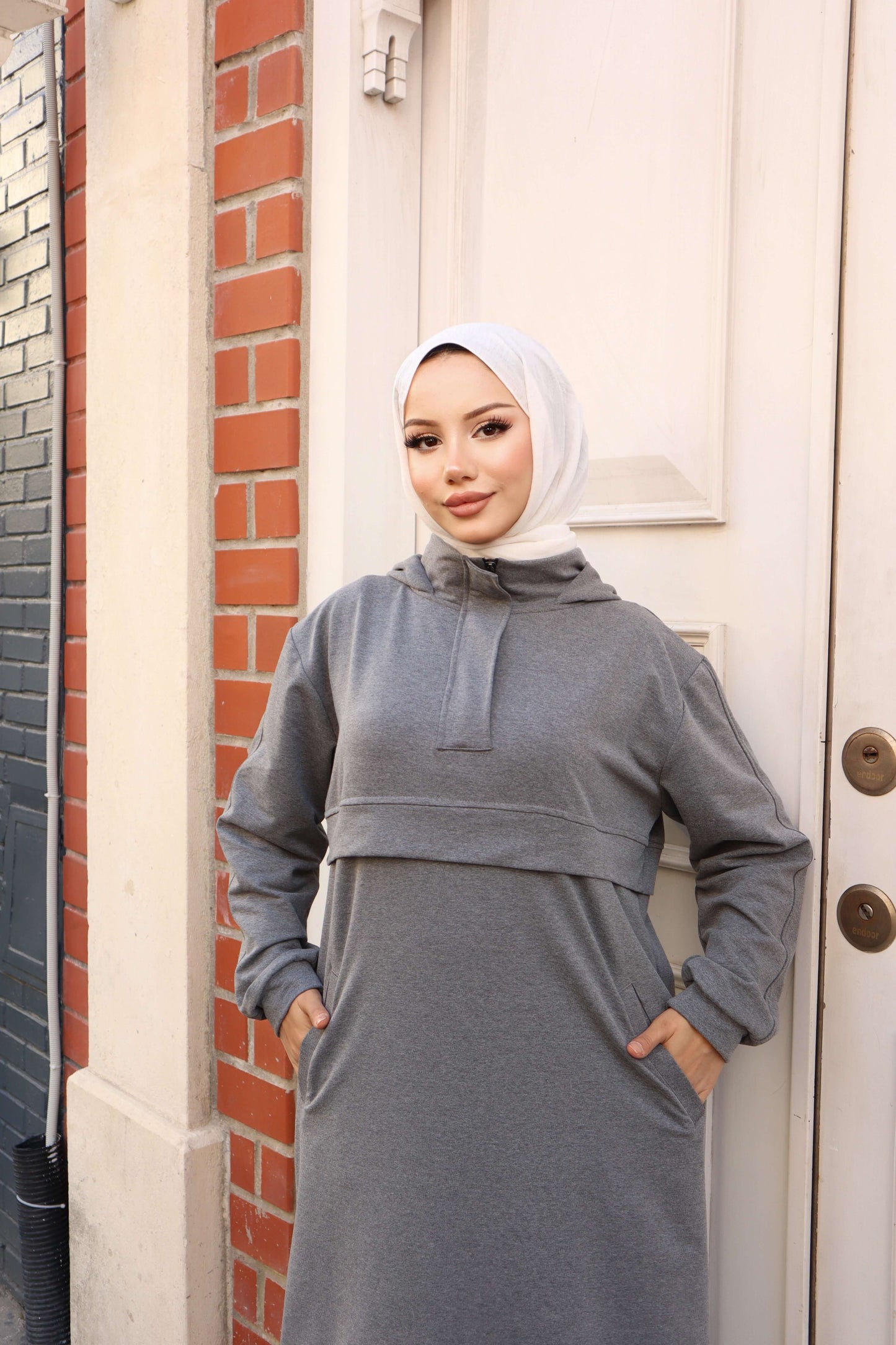 Pamuk İki İplik Tam Boy SweatPamuk İki İplik Tam Boy Sweat, rahatlık ve şıklığı bir arada sunan zarif bir modeldir. Yüksek kaliteli pamuk iki iplik kumaşı, cilde nazik dokunuşu ile gün boyu konfor sağlar. 132 cm boy uzunluğu, şıklığınızı tamamlarken rahat
