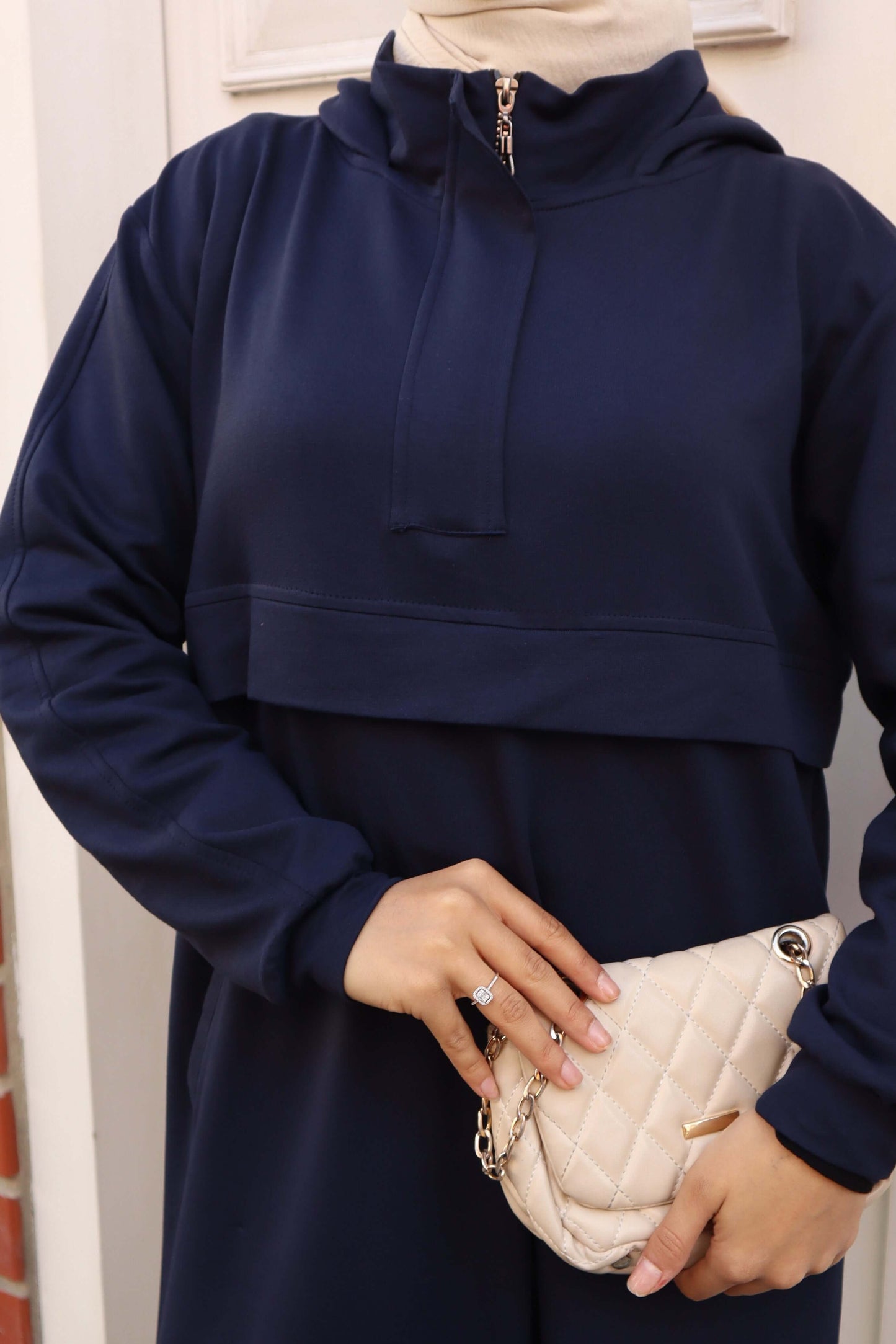 Pamuk İki İplik Tam Boy SweatPamuk İki İplik Tam Boy Sweat, rahatlık ve şıklığı bir arada sunan zarif bir modeldir. Yüksek kaliteli pamuk iki iplik kumaşı, cilde nazik dokunuşu ile gün boyu konfor sağlar. 132 cm boy uzunluğu, şıklığınızı tamamlarken rahat