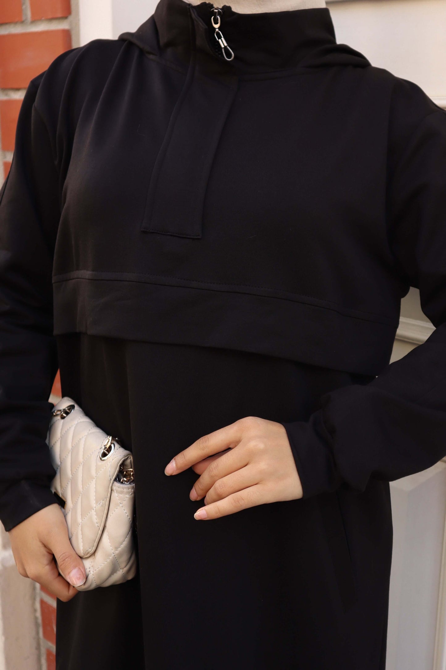 Pamuk İki İplik Tam Boy SweatPamuk İki İplik Tam Boy Sweat, rahatlık ve şıklığı bir arada sunan zarif bir modeldir. Yüksek kaliteli pamuk iki iplik kumaşı, cilde nazik dokunuşu ile gün boyu konfor sağlar. 132 cm boy uzunluğu, şıklığınızı tamamlarken rahat