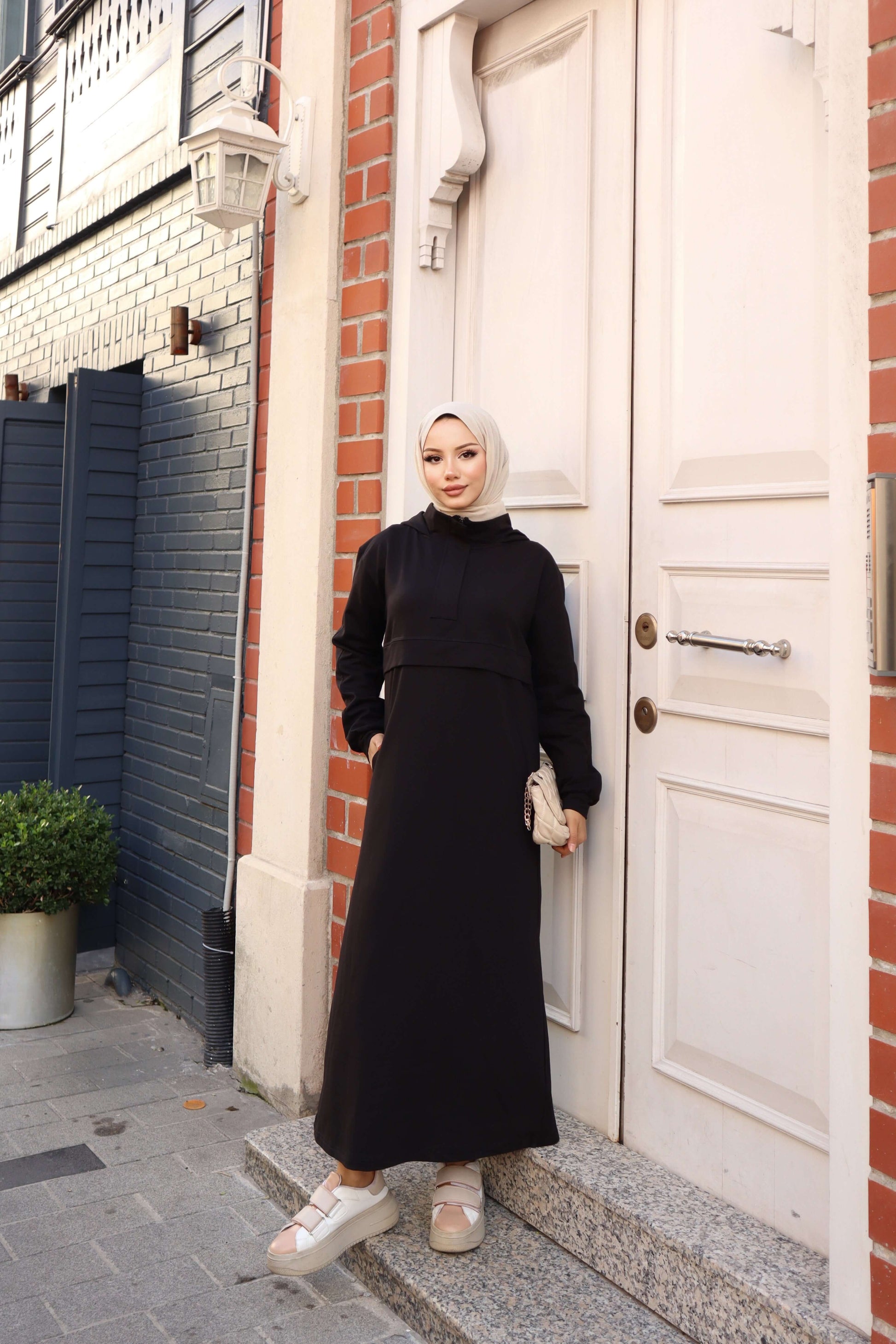 Pamuk İki İplik Tam Boy SweatPamuk İki İplik Tam Boy Sweat, rahatlık ve şıklığı bir arada sunan zarif bir modeldir. Yüksek kaliteli pamuk iki iplik kumaşı, cilde nazik dokunuşu ile gün boyu konfor sağlar. 132 cm boy uzunluğu, şıklığınızı tamamlarken rahat