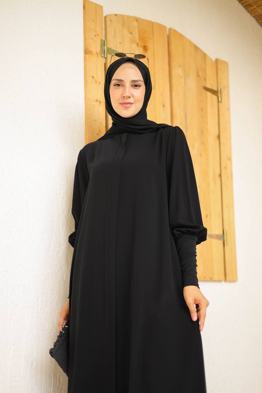 İthal Medine İpliği Kol Ucu Sandy Manşetli Fermuarlı Feraceİthal Medine İpliği Kol Ucu Sandy Manşetli Fermuarlı Ferace, zarif tasarımı ve kaliteli kumaşıyla günlük şıklığınızı tamamlar. Medine İpliği kumaşı, yumuşak, hafif ve dayanıklı yapısı ile rahatlık